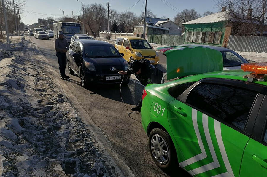 В центре Благовещенска забывчивый водитель заблокировал движение транспорта