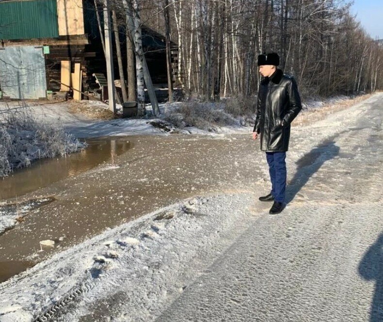 Угроза безопасности на севере Приамурья дорогу накрыло льдом изза выхода на поверхность подземных вод