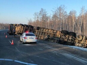 На севере Приамурья улетел в кювет и опрокинулся грузовик с длинным прицепом