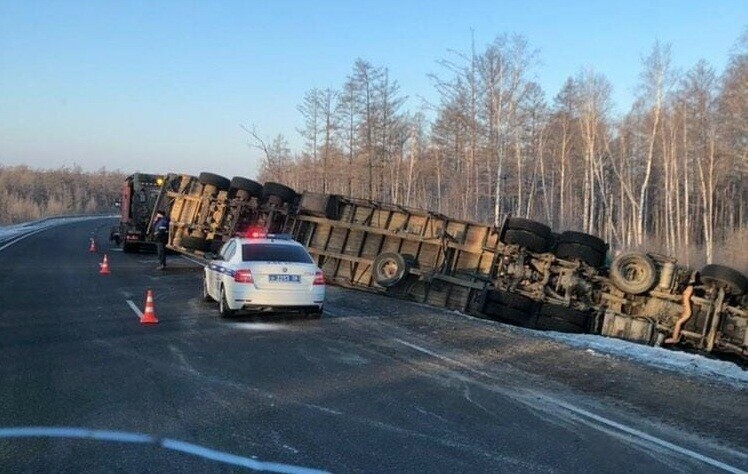 На севере Приамурья улетел в кювет и опрокинулся грузовик с длинным прицепом