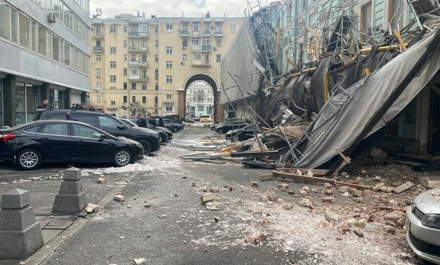 В Москве строительные леса рухнули на дорогие машины депутатов Госдумы