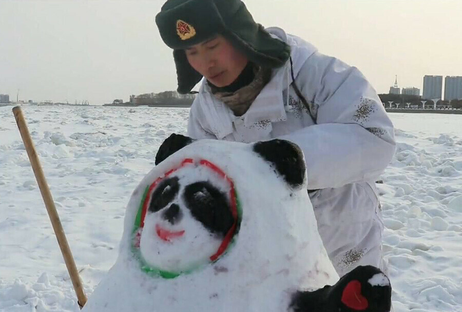 Китайские пограничники слепили на Амуре из снега Бин Дуньдунь  талисман пекинской Олимпиады фото