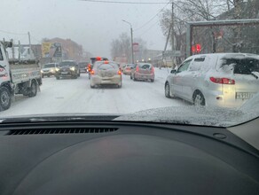 Пробка в микрорайон тянется от Островов выпавший в Благовещенске снег парализовал движение 