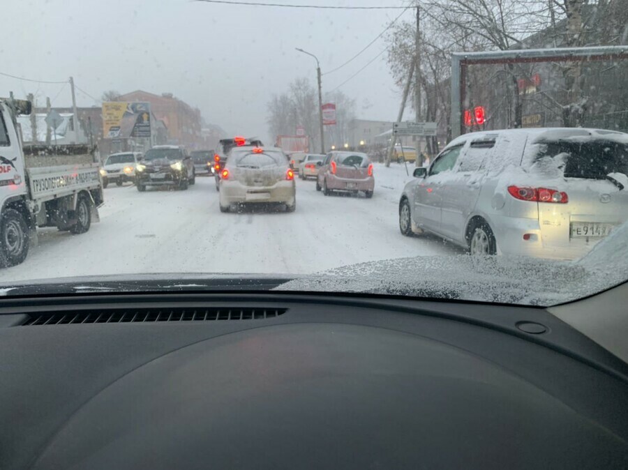 Пробка в микрорайон тянется от Островов выпавший в Благовещенске снег парализовал движение 