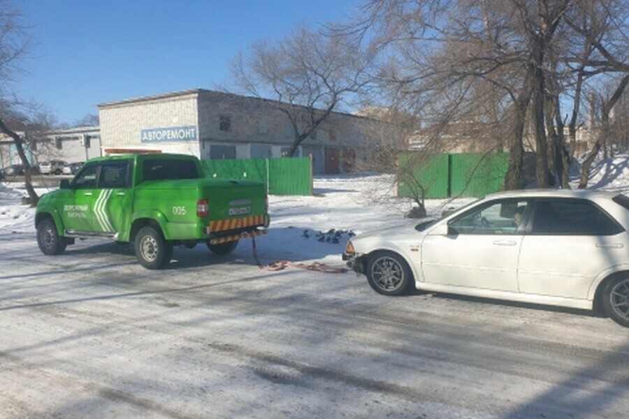 В Благовещенске Дорожный патруль подбросил заглохшее авто до мастерской 