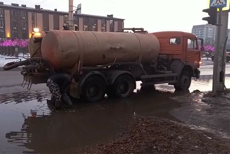 Талые воды начали уводить с улиц Благовещенска специальные бригады