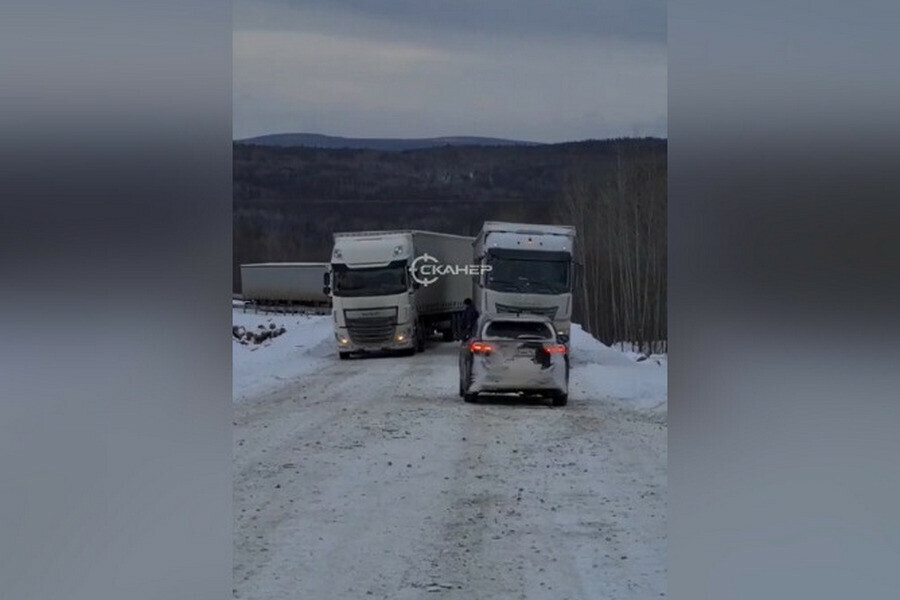 На трассе Тында  Соловьевск лоб в лоб столкнулись фура и кроссовер видео