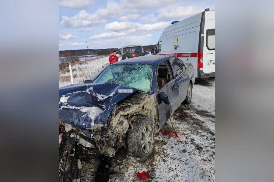 В жестком ДТП на севере Приамурья пострадали 5 человек фото