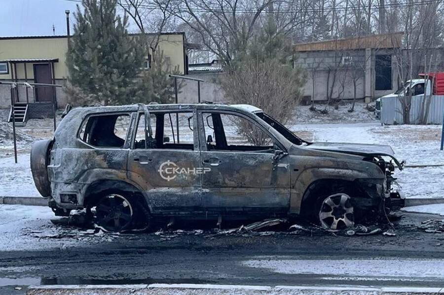 Рано утром в Благовещенске полностью сгорел внедорожник