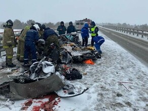 Стало известно кто ехал в автомобиле который буквально разорвало при столкновении с большегрузом