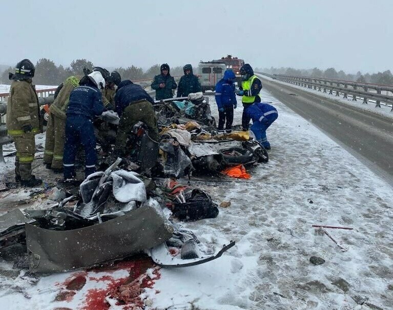 Стало известно кто ехал в автомобиле который буквально разорвало при столкновении с большегрузом