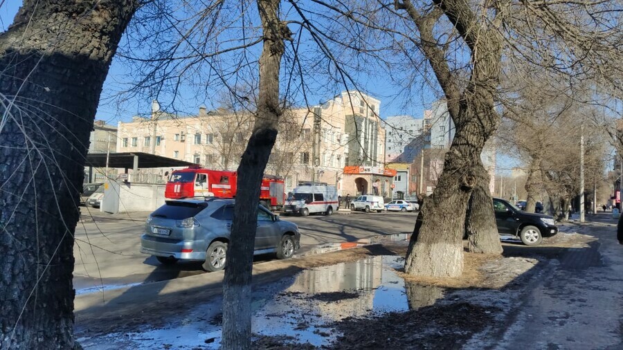 К офису одного из банков в центре Благовещенска стянулась спецтехника перекрыли дорогу