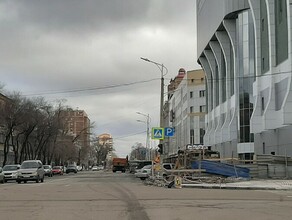 В центре Благовещенске возле комплекса Фестиваль парк частично перекрыли улицу