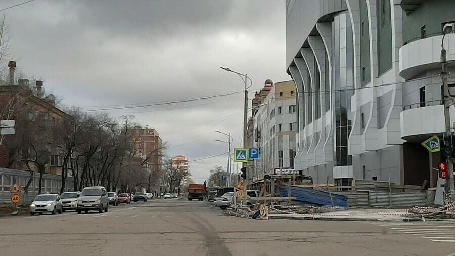 В центре Благовещенске возле комплекса Фестиваль парк частично перекрыли улицу