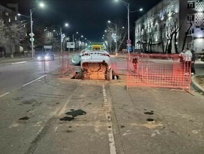 Мэрия Благовещенска распространила видео с места ДТП когда машина влетела в выкопанную яму на Калинина