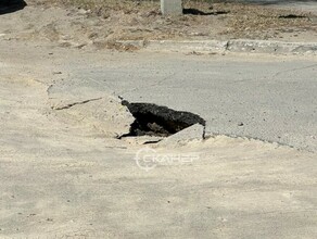 В центре Благовещенска возле жилого дома образовалась яма