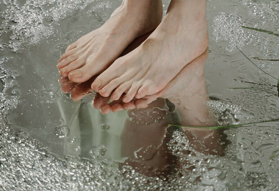 Потеют ноги. Feet wet Soft. Wet feet. Feet wet structure. Water Running on her smooth clit.