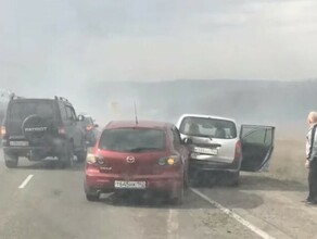 Изза горящей травы на трассе в Кузбассе произошло массовое ДТП 