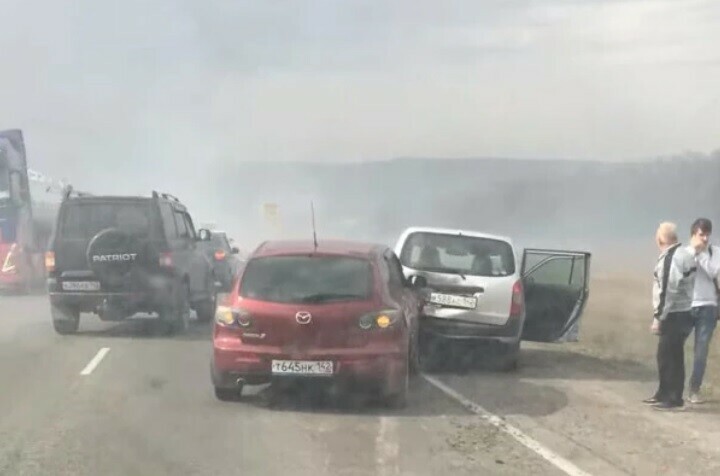 Изза горящей травы на трассе в Кузбассе произошло массовое ДТП 