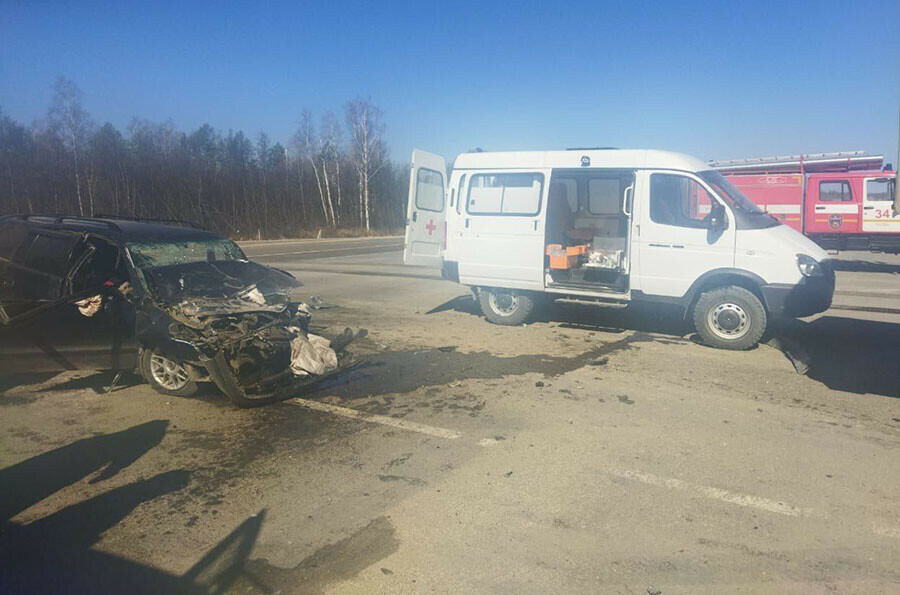 В ДТП на трассе в Амурской области погиб пассажир а водителя зажало в машине