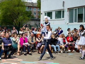 В Благовещенске последний звонок прозвенел для 1 200 выпускников фото