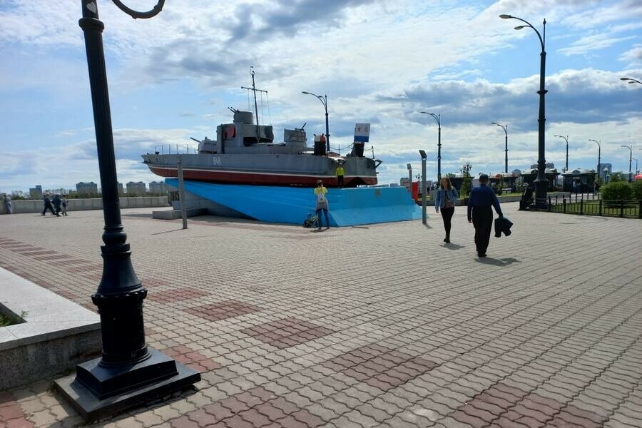 Жительница Благовещенска обратила внимание на детей облюбовавших памятники на набережной