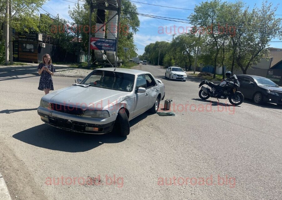 Соцсети в Благовещенске после столкновения с иномаркой мотоциклиста увезли в больницу с переломами