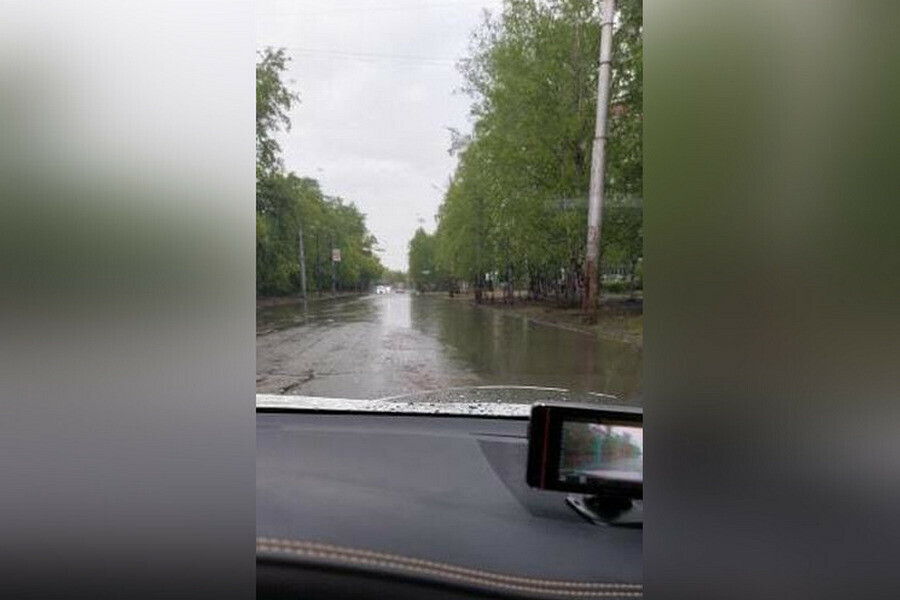 После ливня в Благовещенске под водой скрылся участок улицы 