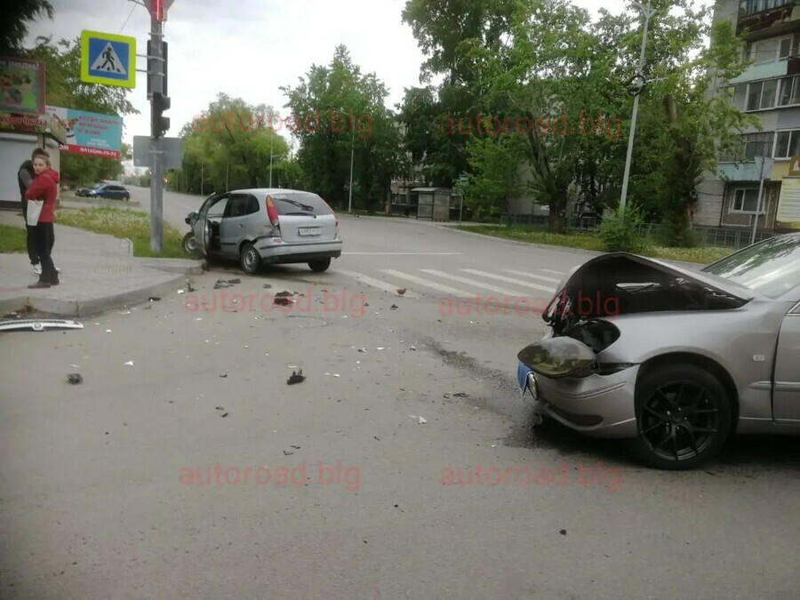 В Благовещенске ранним утром на пустой дороге не разъехались две иномарки