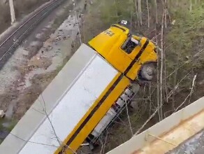 В Тындинском округе фура упала на жд пути 