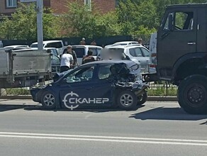 В Благовещенске после сильного удара легковой автомобиль зажало между грузовиками