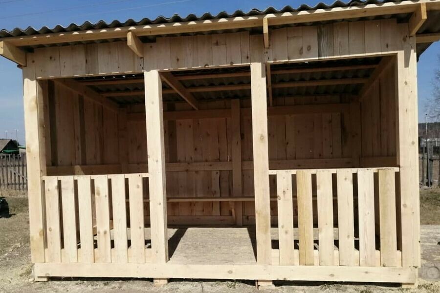 В амурском селе жители своими силами построили автобусную остановку фото 