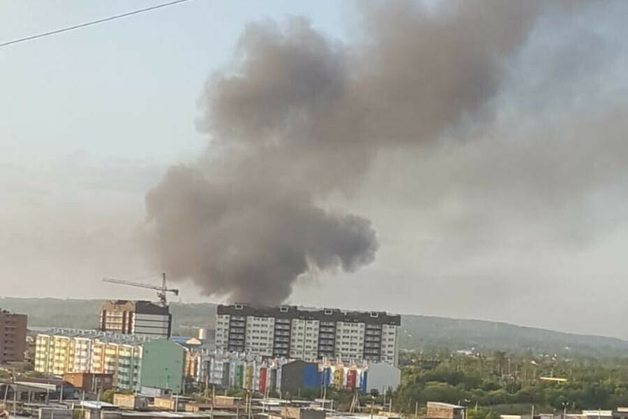 На окраине Благовещенска пожарные тушили крупный пожар в производственной зоне фото видео