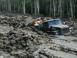 В Зейском районе на дороге тонет спецтехника которая пытается преодолеть единственно возможный там путь фото видео