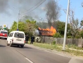 В Благовещенске на Театральной горел деревянный дом