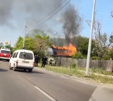 В Благовещенске на Театральной горел деревянный дом