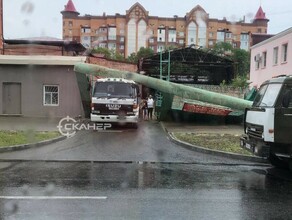 В Благовещенске на машину рухнули ворота