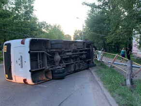 В Хабаровске автобус снес световую опору которая рухнула на пожилую женщину