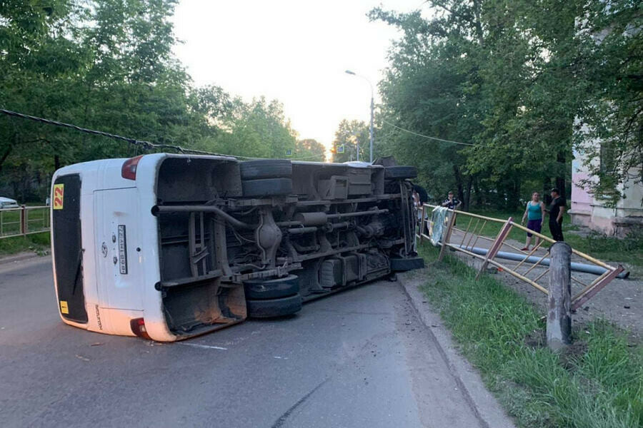 В Хабаровске автобус снес световую опору которая рухнула на пожилую женщину