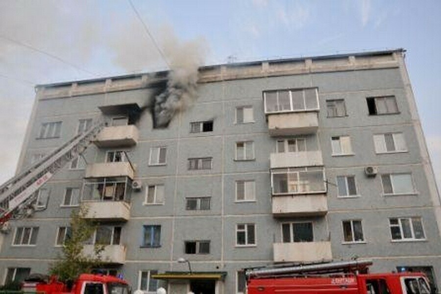 В Приамурье возник пожар в многоквартирном доме фото