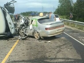 Изза серьезной аварии на трассе в Свободный образовалась огромная пробка видео