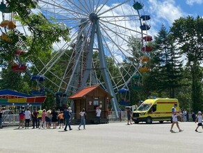 Человек упал с колеса обозрения и разбился в городском парке