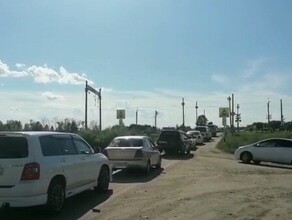 На печально известном жд переезде в Приамурье сообщают о длинных пробках видео 