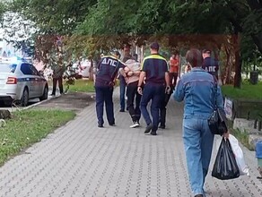 Возле крупного торгового центра в Благовещенске задержали и увели мужчину в наручниках