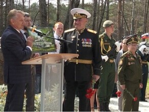 В Благовещенске в День танкиста выпускники БВТККУ подарили ДВОКУ танк