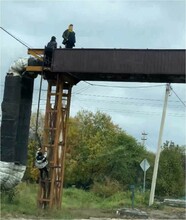 В Свободном автомобилисты пришли в ужас заметив играющих над дорогой детей