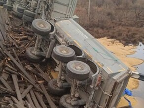 Под тяжестью грузовика в Амурской области рухнул мост фото