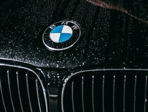 В Благовещенске BMW влетел в выбоину с водой Одна муниципальная структура винит в этом другую