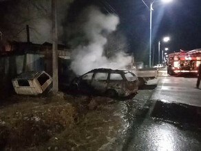 В амурском селе на частном подворье возник сильный пожар Сгорел автомобиль фото