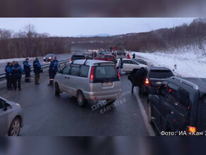 Изза гололедицы 17 машин столкнулись на федеральной трассе на Камчатке видео